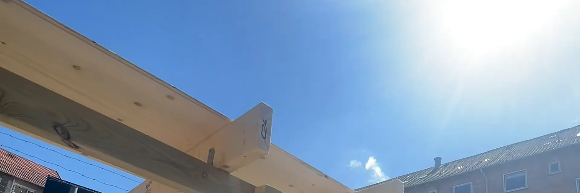 Bjælker og spær mod en blå himmel