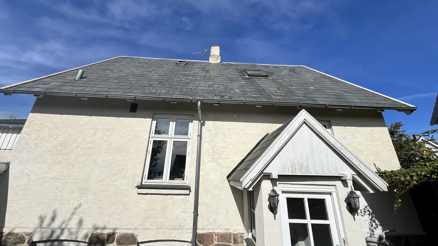 Ny ventilationshætte inddækket i tegltag, tagarbejde i Ballerup