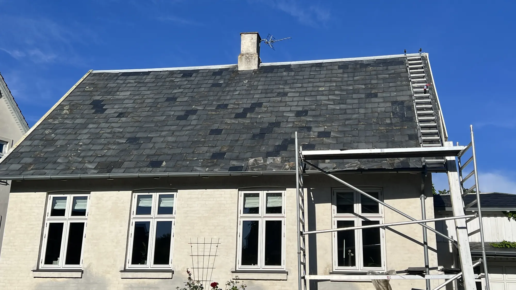 Villa med stillads under tagarbejde