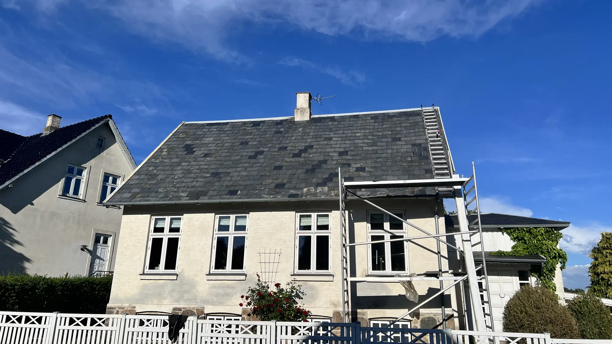 Villa med stillads under tagarbejde