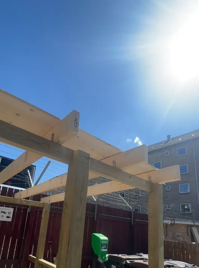 Overdækning i trykimprægneret træ under opbygning
