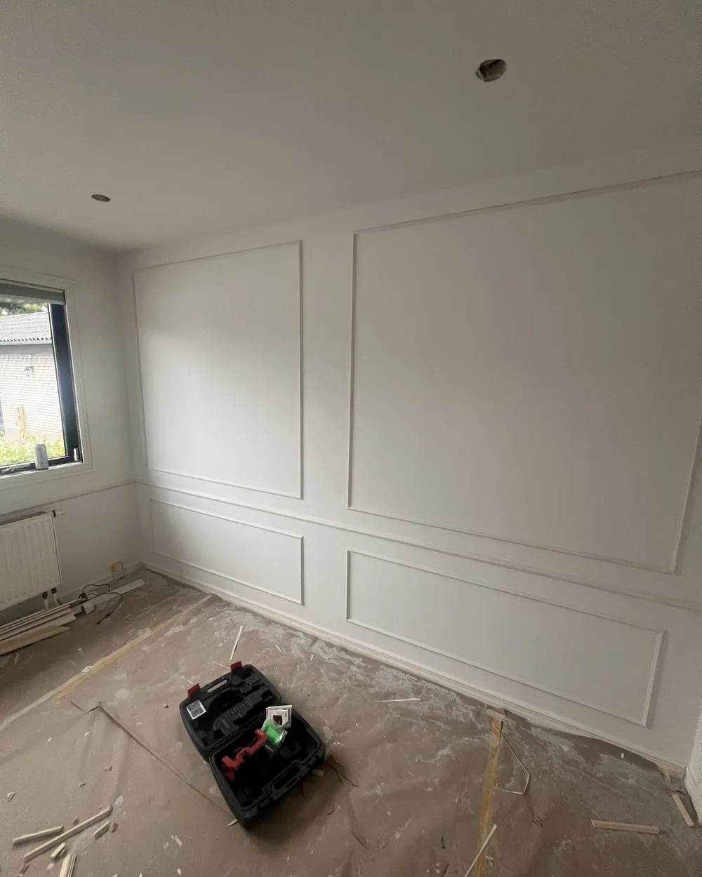 Ny panelvæg sat op under renovering