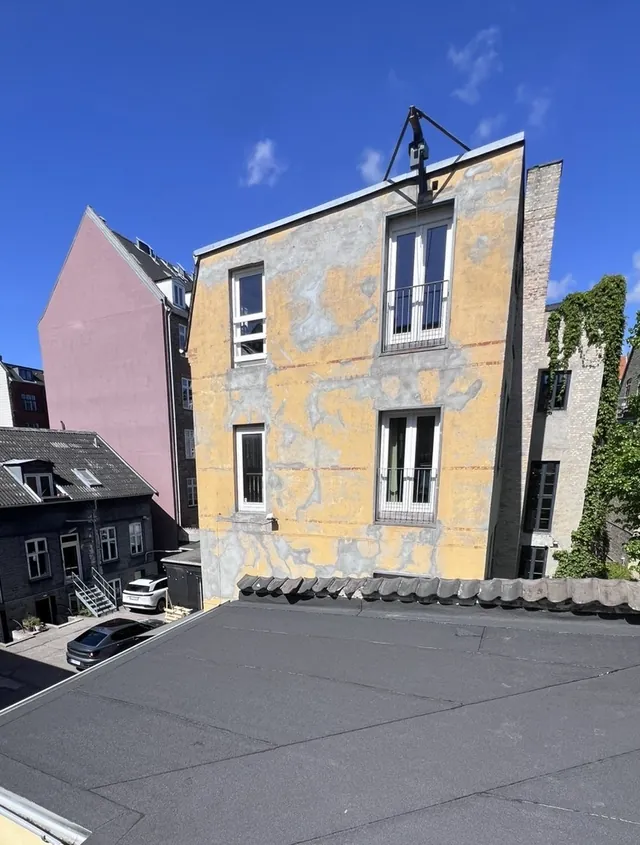 Nyt tagpap på et fladt tag i en baggård