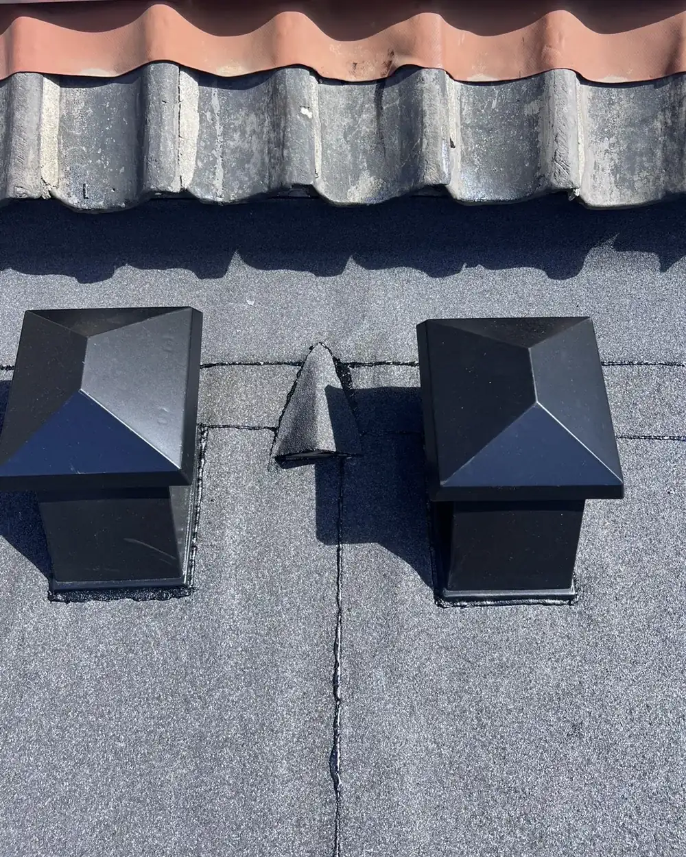 Nye ventilationshætter monteret og inddækket i tagfladen